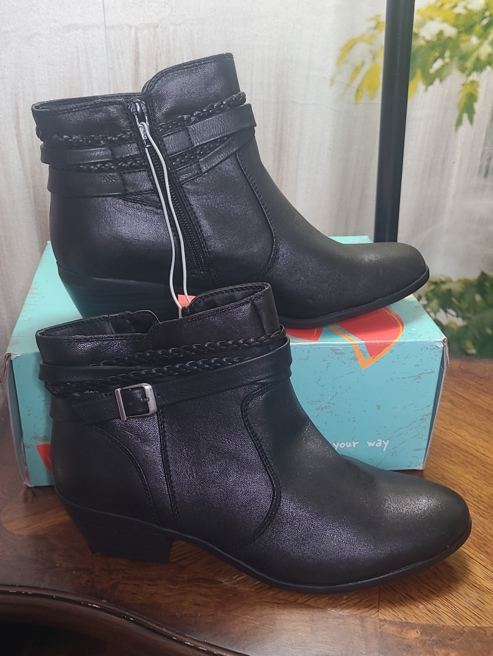 New in box! Yuu Pamin Womens 9 Wide Classic Side Zip Black Ankle Boots